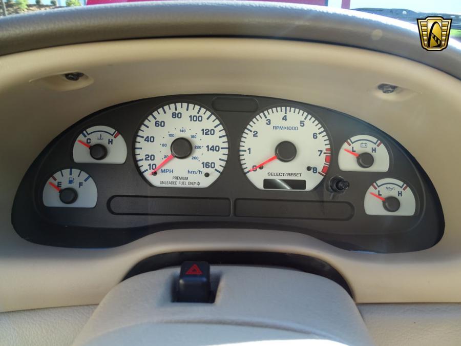 Панель приборов Ford Mustang SVT Cobra Coupe 1999 года  (фото 43 из 84)
